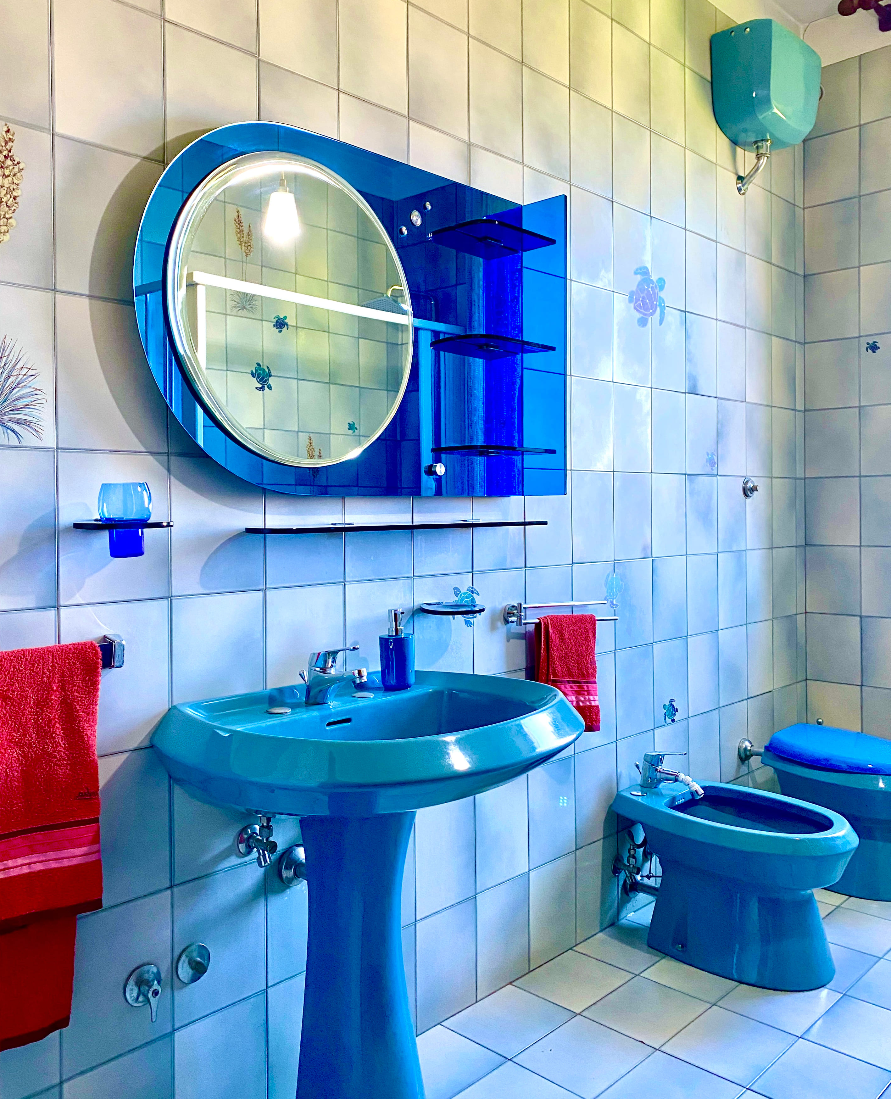 Traditional bathroom with bidet